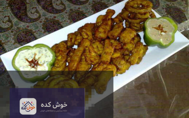 جوجه چینی خانگی با سس تارتار و جعفری تازه، آماده سرو در بشقاب سفید