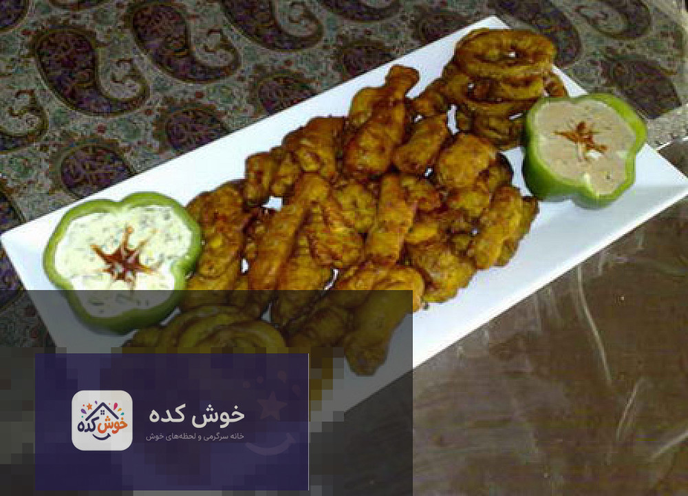 جوجه چینی خانگی با سس تارتار جوجه چینی خانگی با سس تارتار و جعفری تازه، آماده سرو در بشقاب سفید