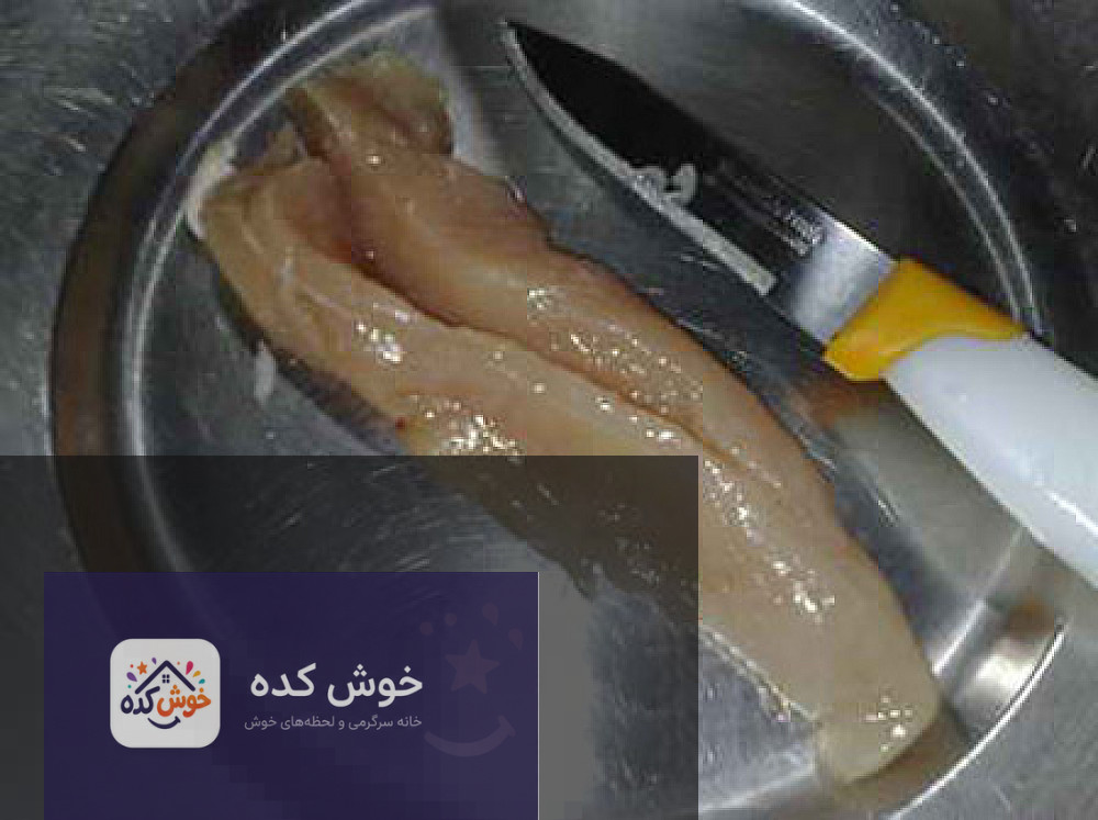 مراحل تهیه جوجه چینی: سرخ کردن مرغ تکههای مرغ سوخاری شده (جوجه چینی) در حال سرخ شدن در روغن داغ داخل تابه