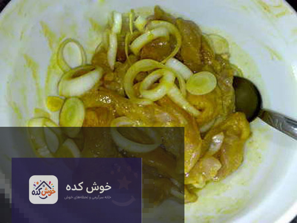 مواد لازم برای تهیه سس تارتار خانگی مواد اولیه سس تارتار شامل خیارشور، پیازچه، جعفری و سس مایونز در کاسههای جداگانه