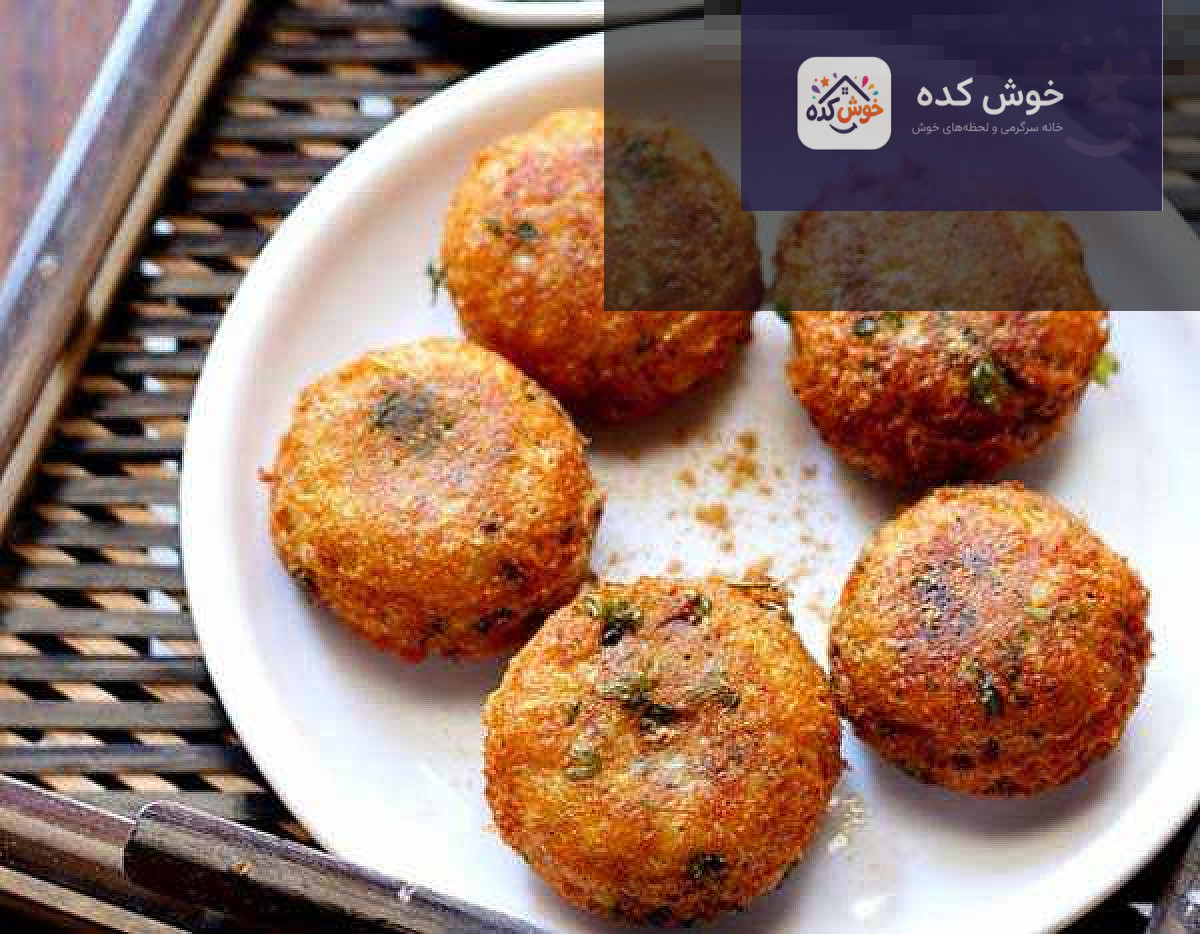 کوکو سیب زمینی پاکستانی آماده سرو در بشقاب با سس و سبزیجات