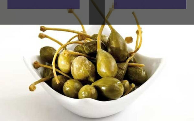 ترشی گلک (شپله) شیرازی اصیل در ظرف شیشه ای با سبزیجات معطر و سیر، آماده برای مصرف
