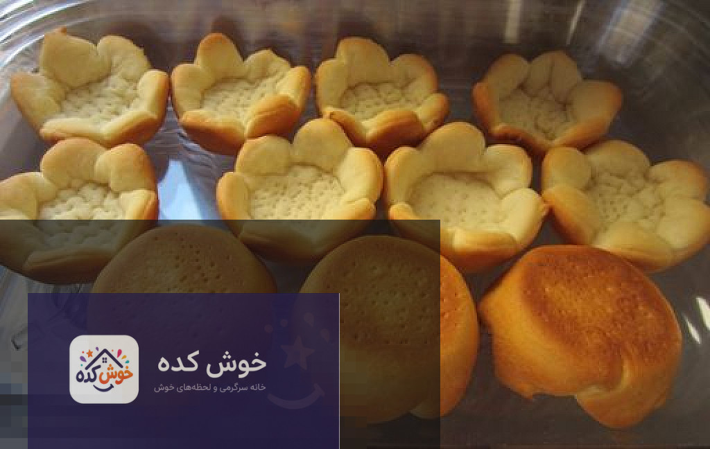 کشک و بادمجان لقمه‌ای تزیین شده با کشک، نعنا داغ و گل محمدی خشک
