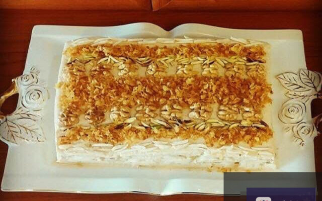 کیک کشک بادمجان مجلسی با تزیین نعناع داغ و پیاز داغ، مناسب برای مهمانی‌ها و مجالس