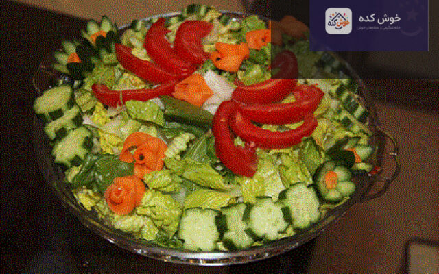 تزیین سالاد فصل با کاهو، کلم بنفش، گوجه فرنگی و خیار به شکل گل رز و برگ، مناسب مهمانی و مجالس