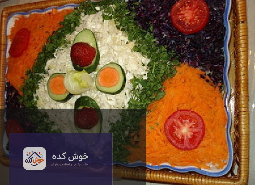 سالاد فصل با تزیین قلب و گل تزیین سالاد فصل با کاهو، هویج، گوجه گیلاسی و ذرت به شکل قلب و گل، مناسب جشن و مهمانی