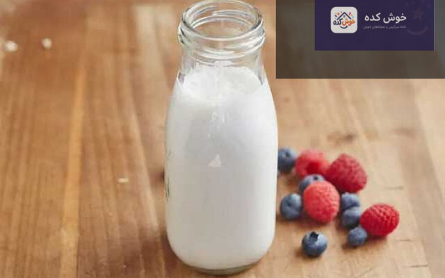 شیر آجیلی خانگی در لیوان شیشه ای با آجیل های مختلف در کنار آن، نشان دهنده طرز تهیه شیر گیاهی