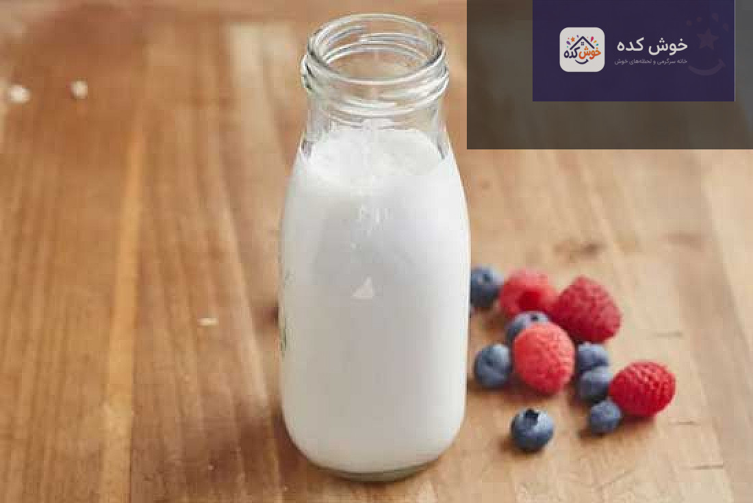 شیر آجیلی خانگی در لیوان شیشه ای با آجیل های مختلف در کنار آن، نشان دهنده طرز تهیه شیر گیاهی