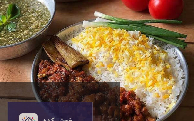 خورش ملاقورمه شمالی گیلانی در ظرف سفالی با سبزیجات تازه و سیر کنار برنج زعفرانی