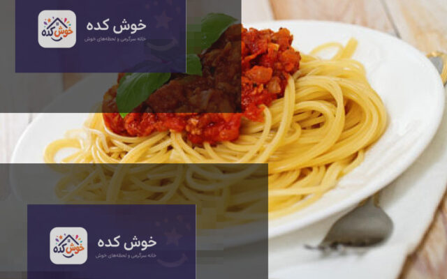ماکارونی در حال پخت در قابلمه آب جوش، با بخار ملایم و آماده شدن برای سرو