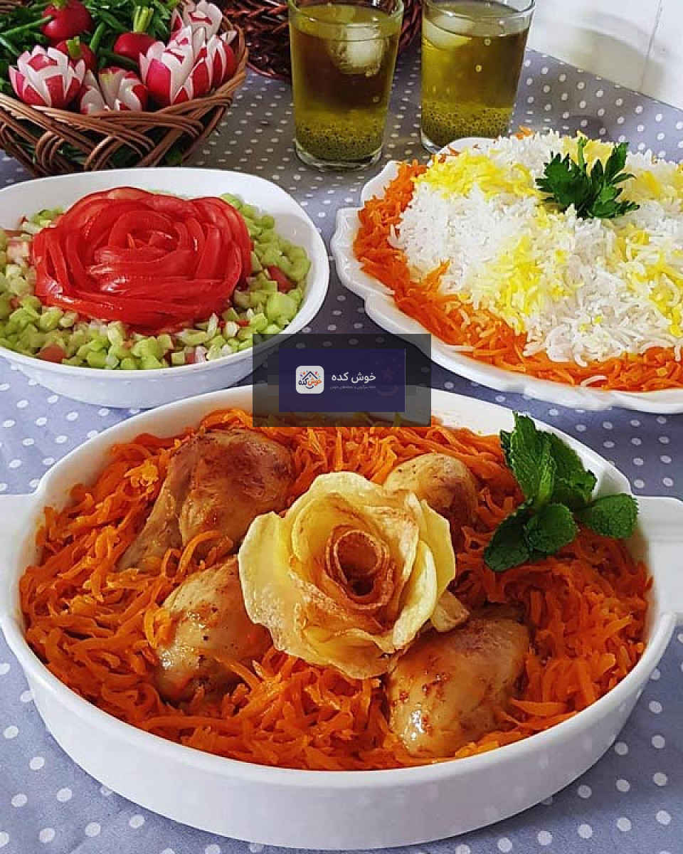خورش هویج تبریزی مجلسی با تکه‌های مرغ، هویج خلالی و آلو بخارا در ظرف سرو