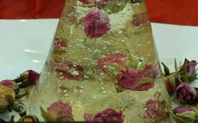 ژله حباب‌دار مجلسی با لایه‌های رنگی و حباب‌های هوا، مناسب برای مهمانی‌ها و دسر شیک