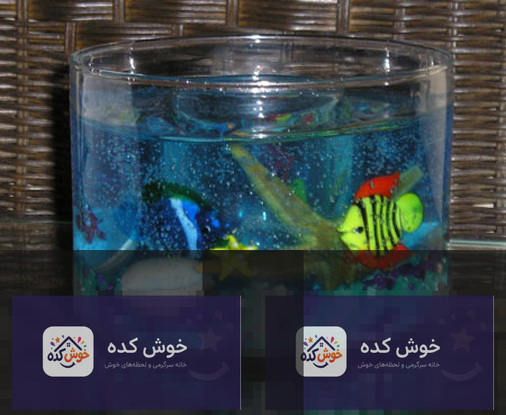 نمای نزدیک از ژله حباب‌دار آکواریومی با جزئیات ماهی‌های رنگی و سنگریزه‌های خوراکی