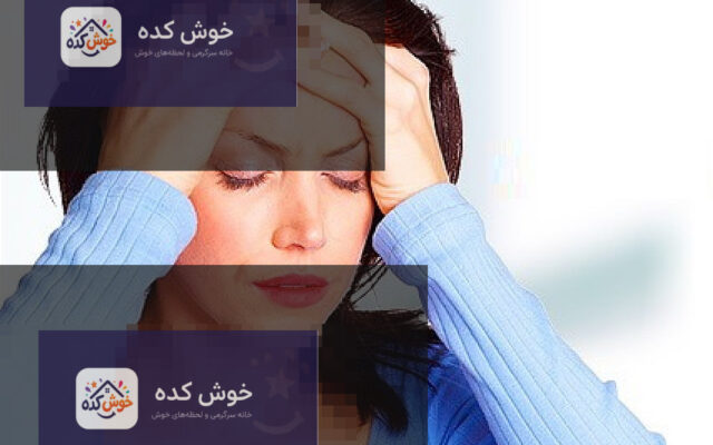 زنی میانسال با موهای خاکستری که با لبخند به افق نگاه می کند و نمادی از آرامش و پذیرش یائسگی است.