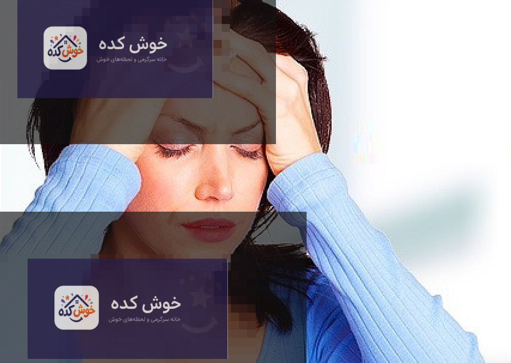 زنی میانسال با موهای خاکستری که با لبخند به افق نگاه می کند و نمادی از آرامش و پذیرش یائسگی است.