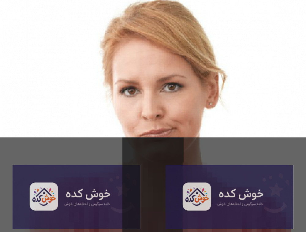 زنی میانسال در حال ورزش یوگا، با لباس ورزشی و لبخندی بر لب، نمادی از سلامتی و فعالیت در دوران یائسگی.