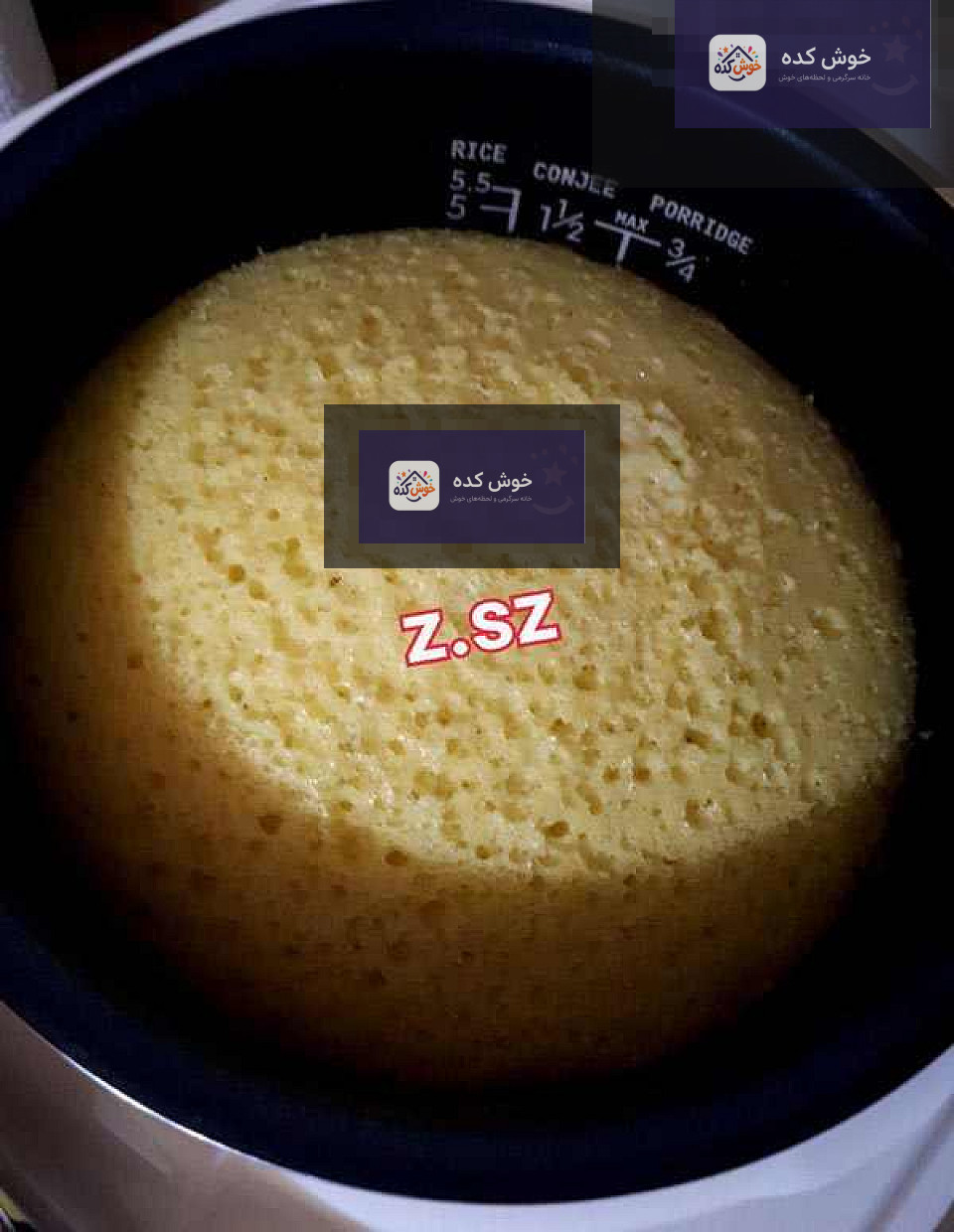 پخت کیک در پلوپز کیک پلوپزی در حال پخت داخل پلوپز، با درب بسته و بخار ملایم، نشاندهنده پخت بدون فر