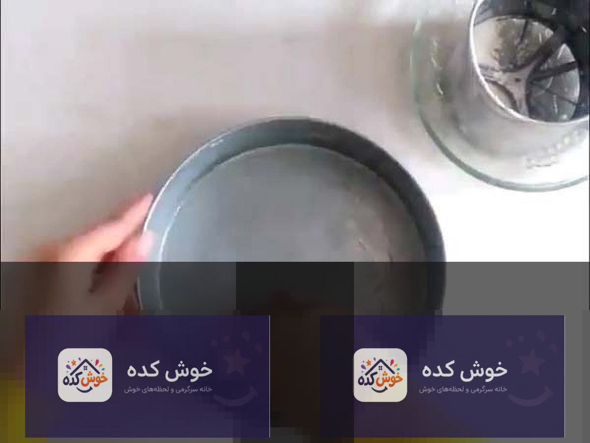 چرب کردن دقیق قالب کیک با روغن یا کره برای جلوگیری از چسبیدن مواد