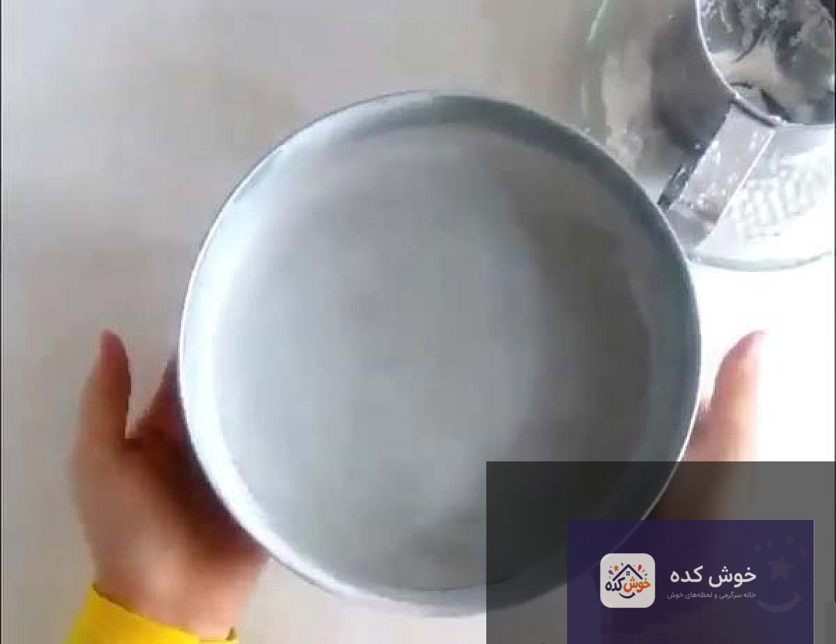 آردپاشی یکنواخت قالب کیک پس از چرب کردن، آماده سازی برای پخت