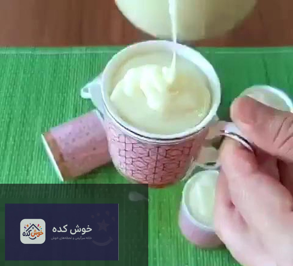 نمای نزدیک از بافت نرم و لطیف تاتلی فنجانی با سس شکلاتی روان و پودر پسته