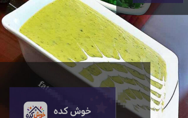 سوپ کلم بروکلی خامه‌ای و سبز رنگ در یک کاسه سفید با قاشق، تزئین شده با برگ‌های تازه و فلفل سیاه. مناسب برای کاهش وزن و ت