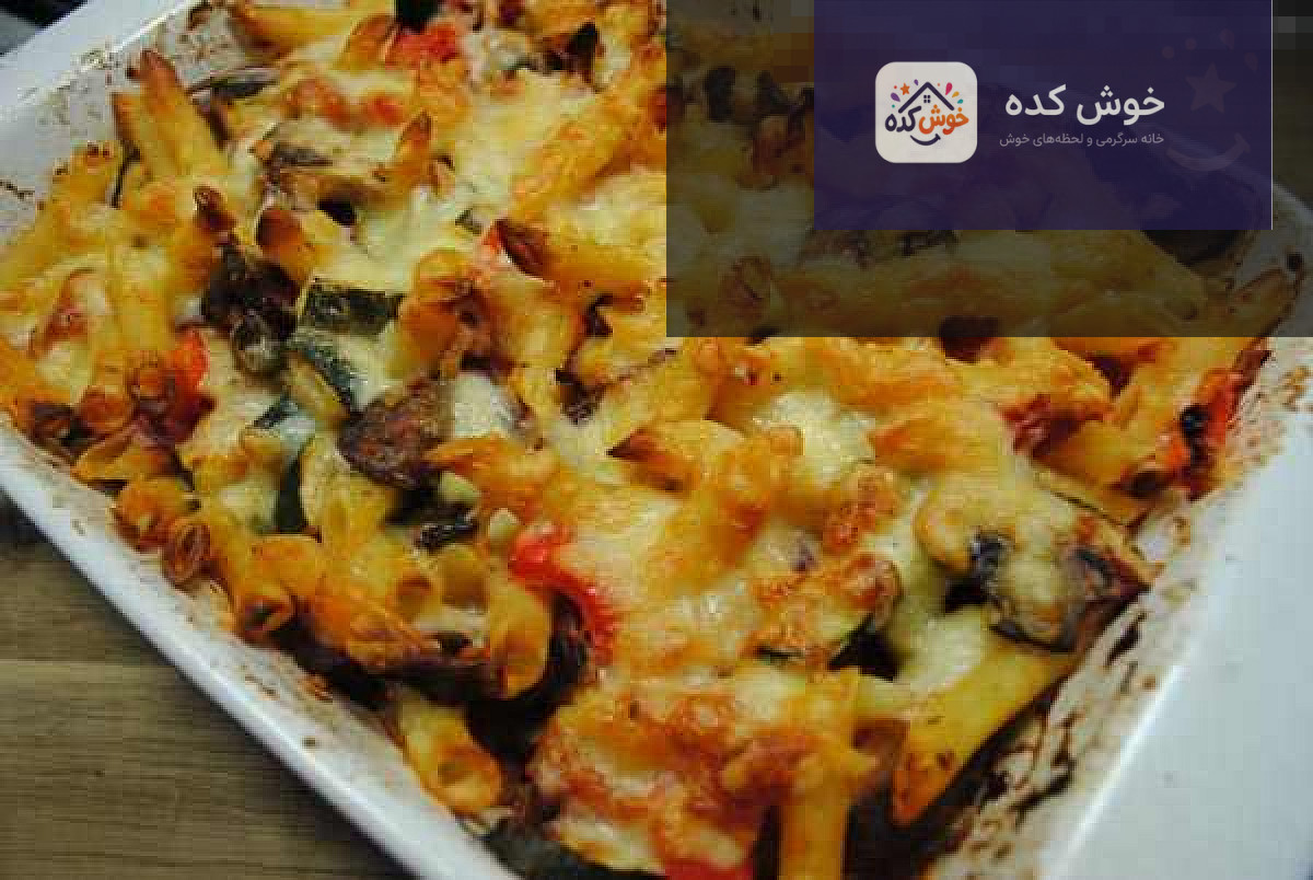 نمای نزدیک از پاستا اسفناج با تکه‌های مرغ گریل شده و سس سبز، آماده سرو