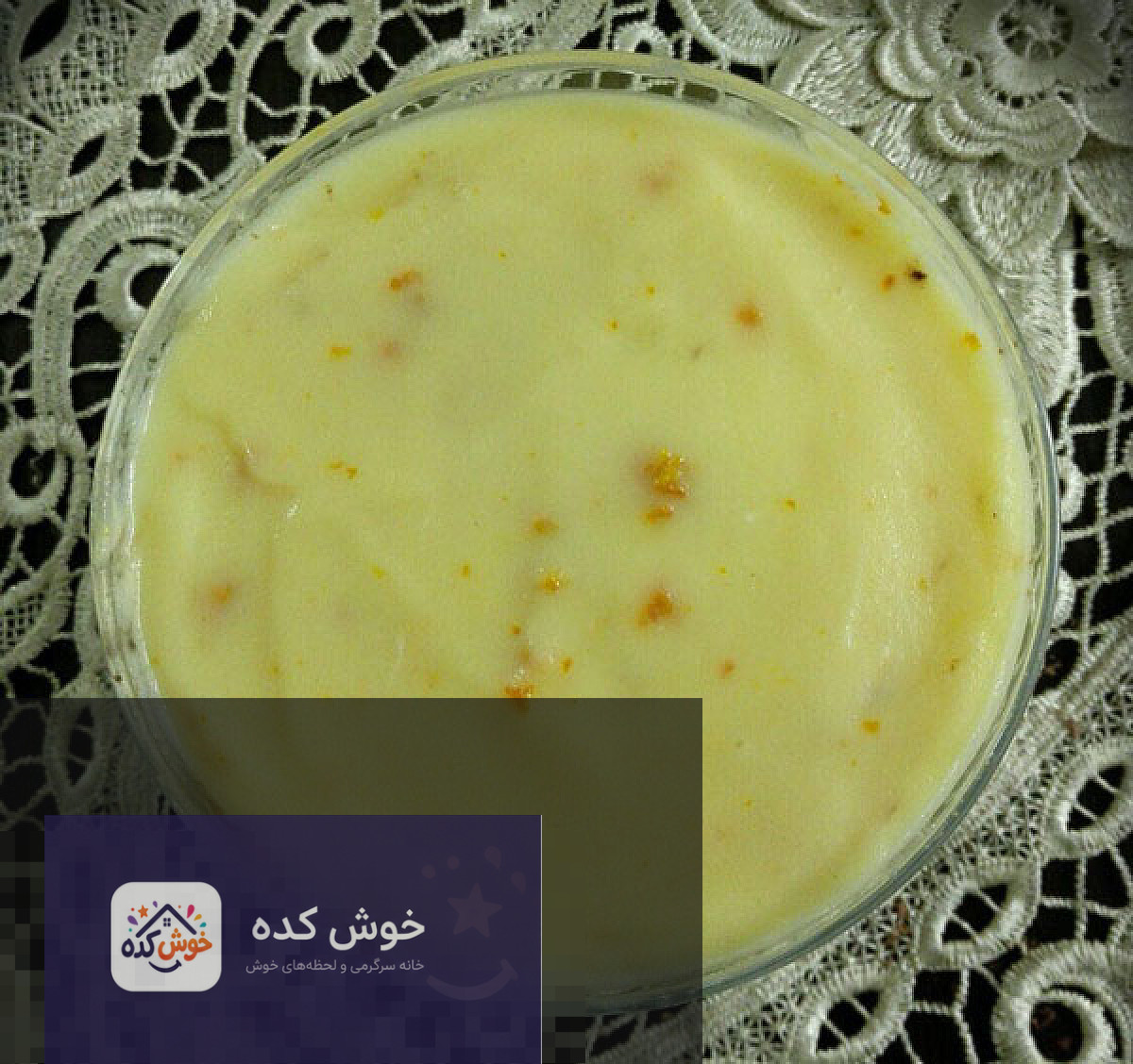 فرنی پرتقالی با تزیین خلال پرتقال و برگ نعناع، دسری خوشمزه و خنک برای افطار