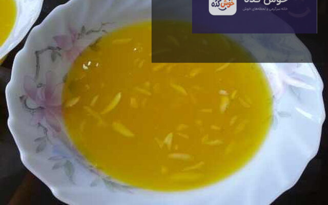 ماقوت زعفرانی یزدی با تزیین خلال بادام و پسته، دسری سنتی و خوش‌طعم