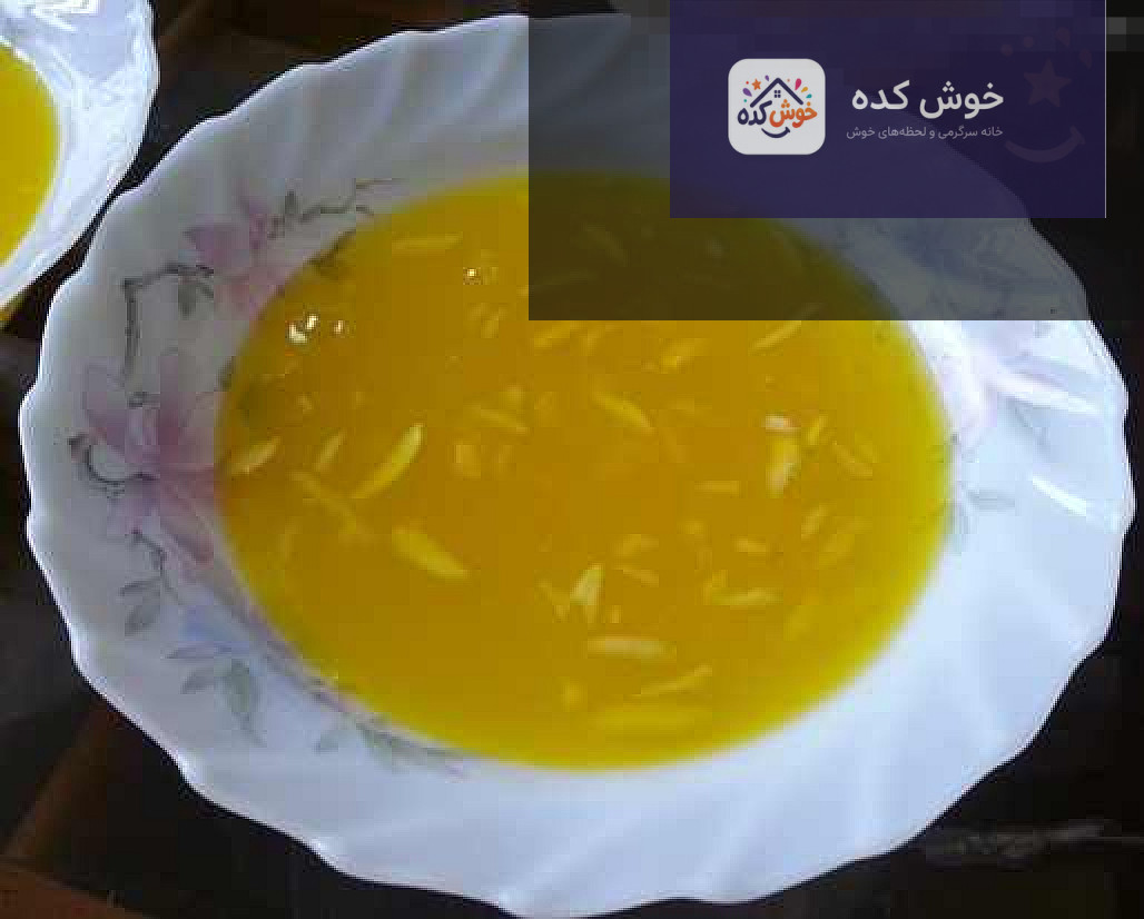 ماقوت زعفرانی یزدی با تزیین خلال بادام و پسته، دسری سنتی و خوش‌طعم