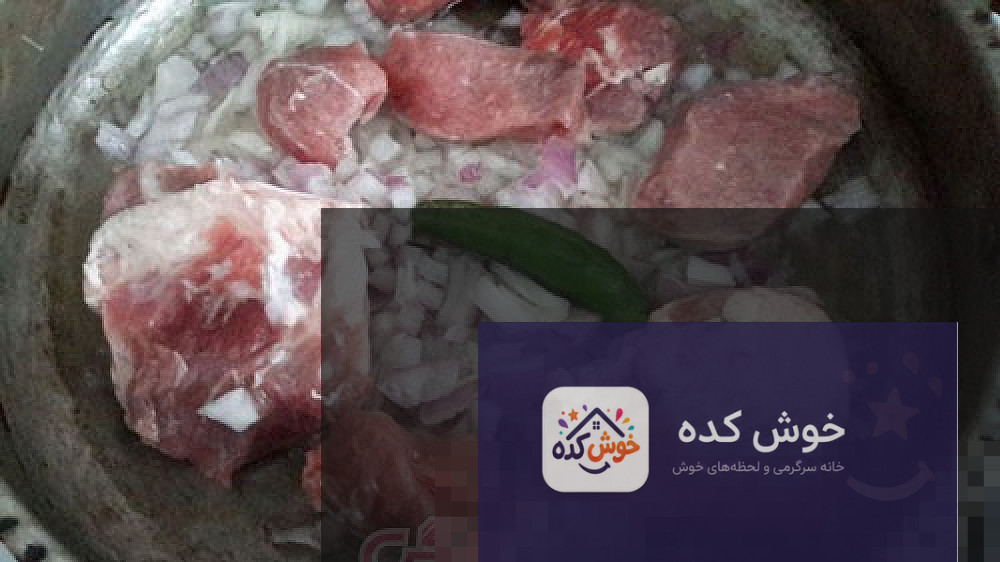 دیزی سنتی ایرانی با گوشت، نخود و سیب زمینی در ظرف سنگی، همراه با نان سنگک و سبزی