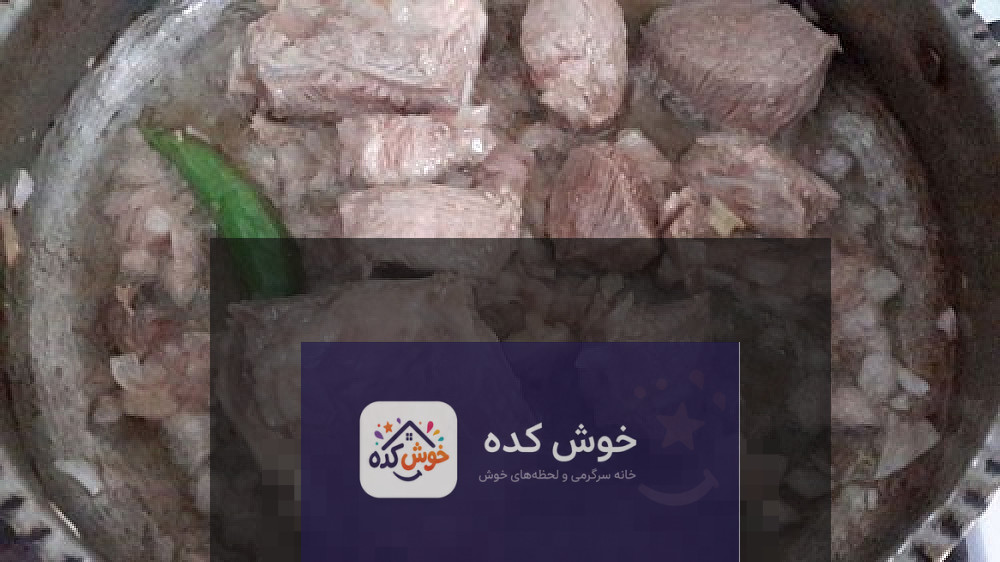 تصویری نزدیک از دیزی سنگی خوشمزه با گوشت و مخلفات، آماده برای کوبیدن و میل کردن