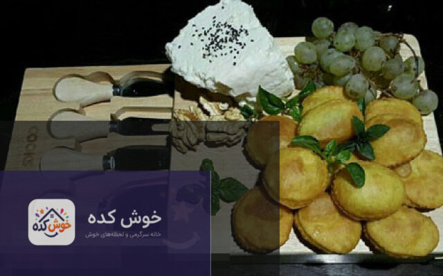 نان پوری هندی طلایی و پف کرده آماده سرو در یک کاسه چوبی، با بافتی ترد و دلپذیر