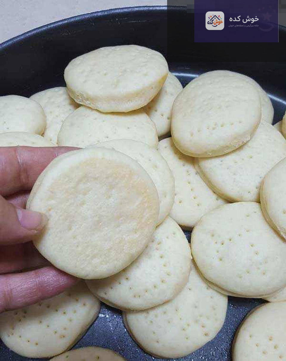 نان مینی پیتزا خانگی با پنیر ذوب شده و سبزیجات تازه، آماده سرو