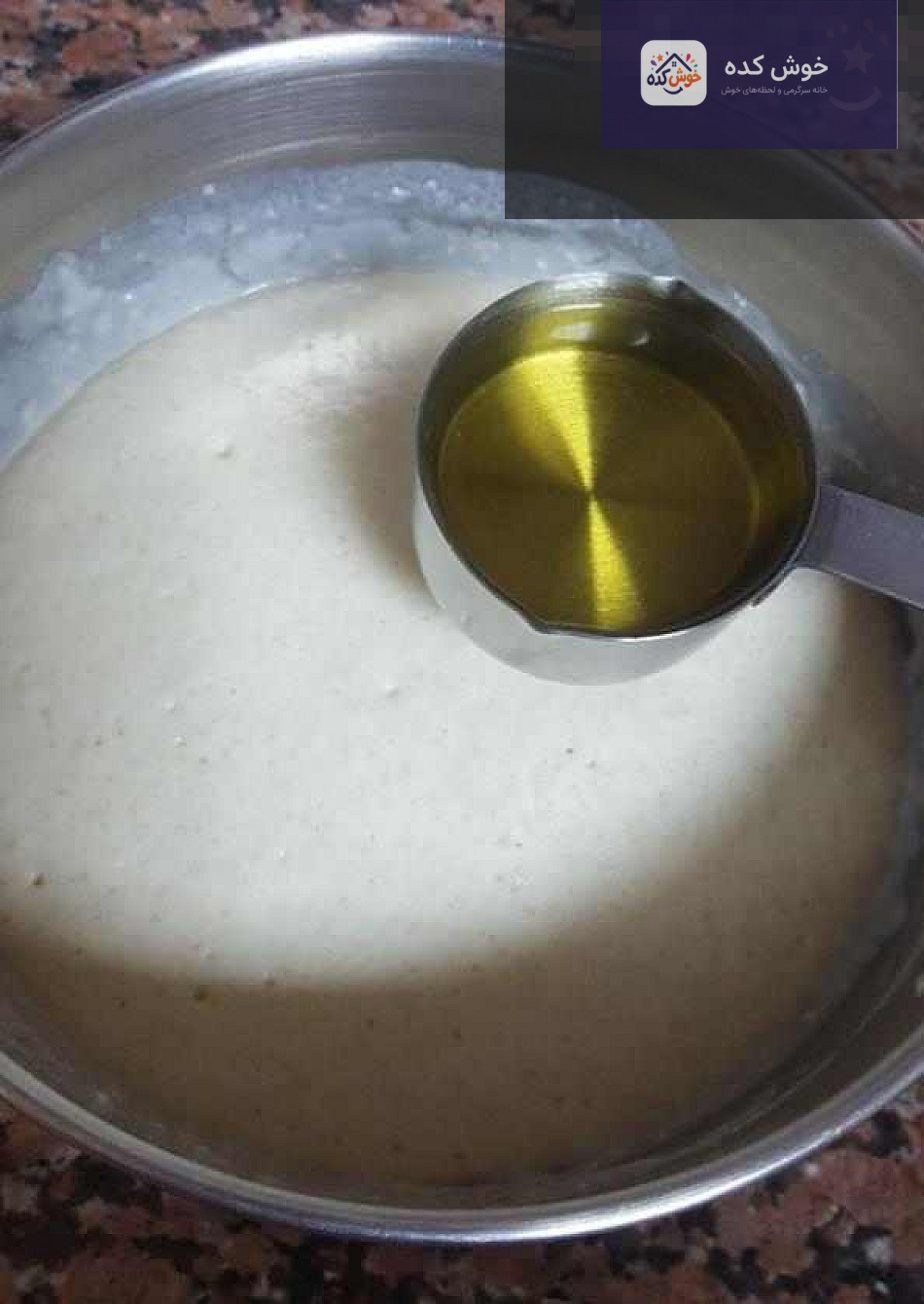نان مینی پیتزا پخته شده با پنیر طلایی و مواد پیتزا، چیده شده در سینی