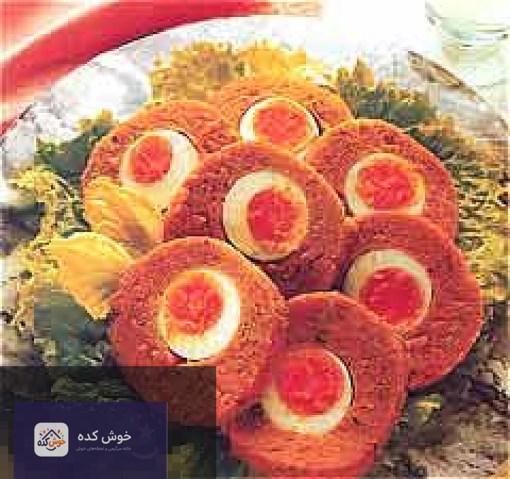 رولت تن ماهی و تخم مرغ آماده رولت های تن ماهی و تخم مرغ برش خورده و آماده سرو در ظرف، تزیین شده با سبزیجات