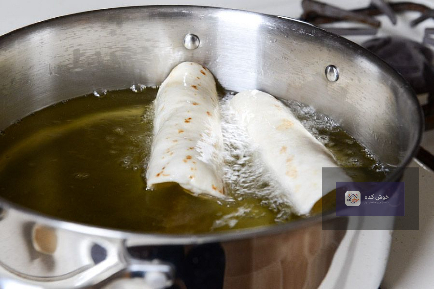چندین اسنک لقمه‌ای مثلثی شکل، برش خورده و آماده سرو در کنار سس، مناسب مهمانی‌ها