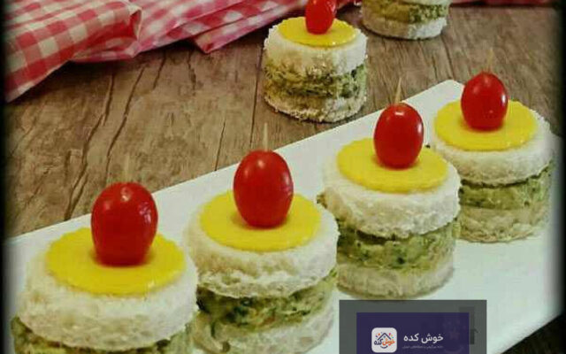 کاناپ مرغ مجلسی با تزیین جعفری و گوجه گیلاسی روی سینی چوبی