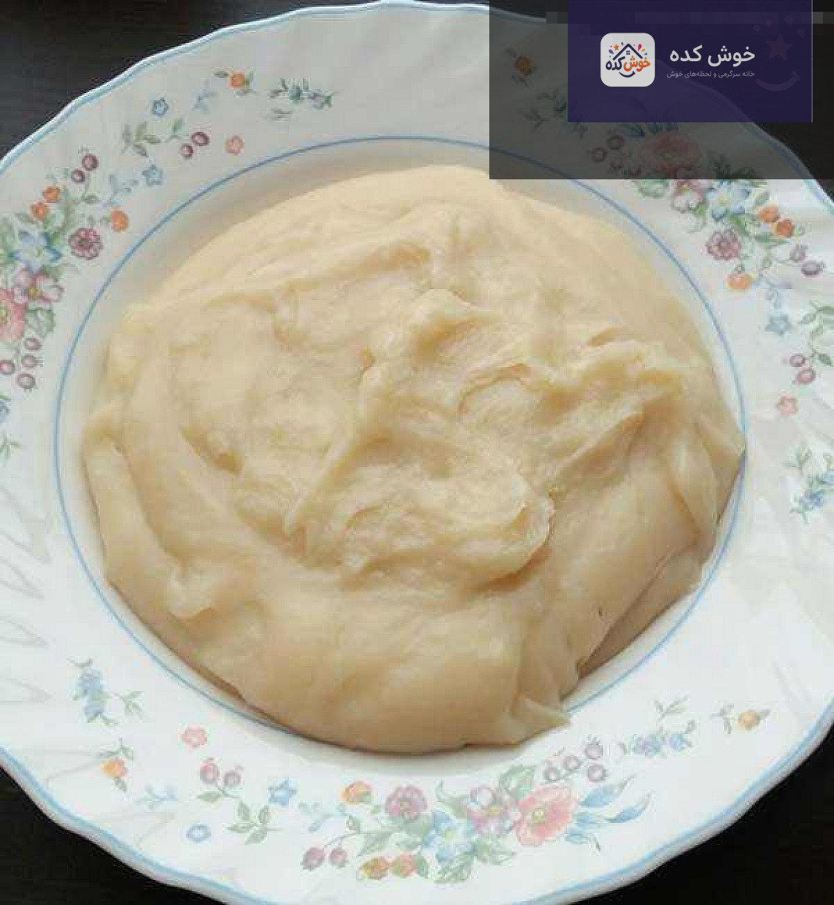 کرم شکلاتی غلیظ و خوشمزه کرم شکلاتی غلیظ و براق آماده شده برای فیلینگ و روکش کیک، با بافتی نرم و دلپذیر