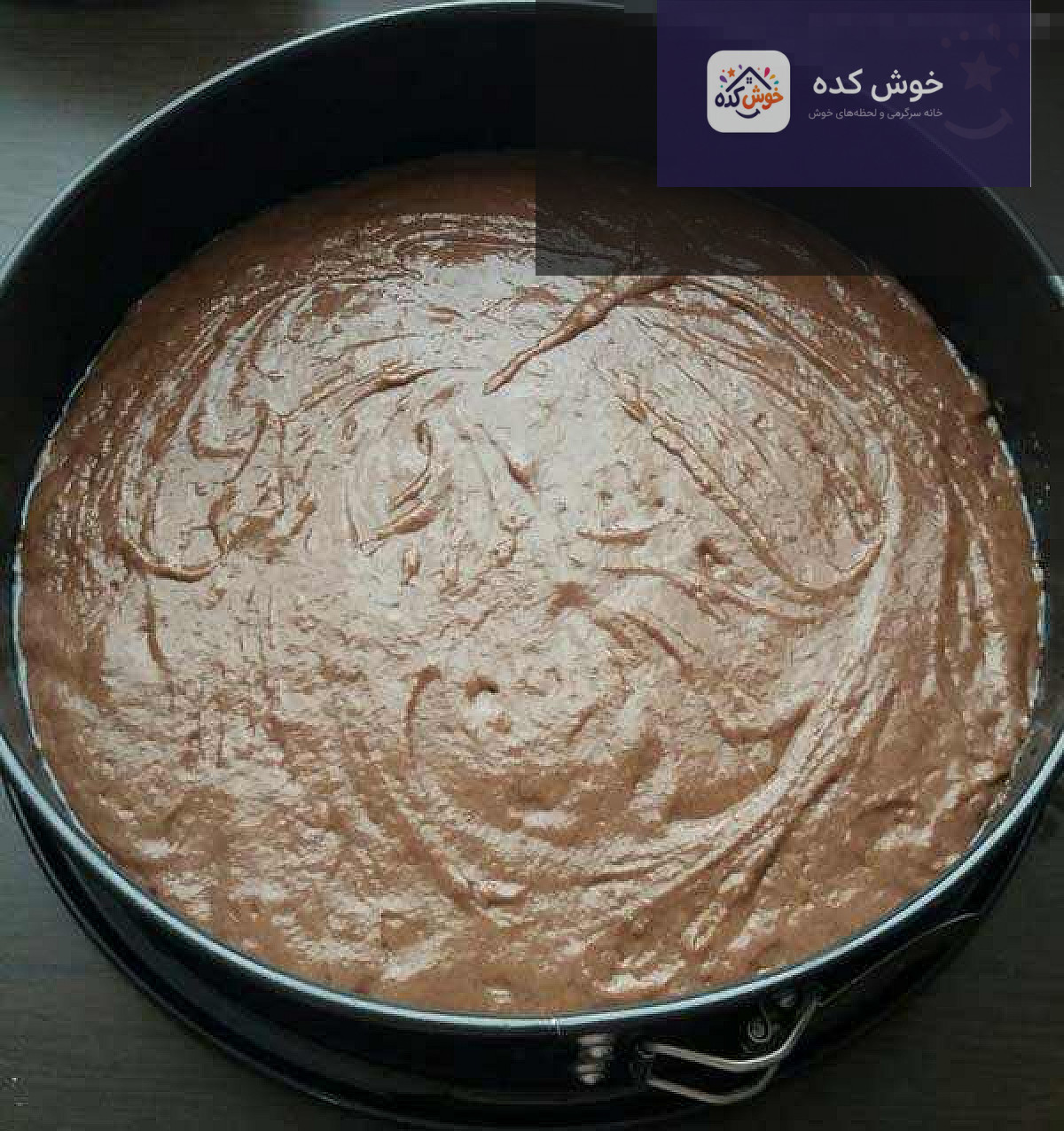 برش کیک شکلاتی کرمدار برش خورده کیک شکلاتی کرمدار با لایههای کیک و کرم، آماده سرو