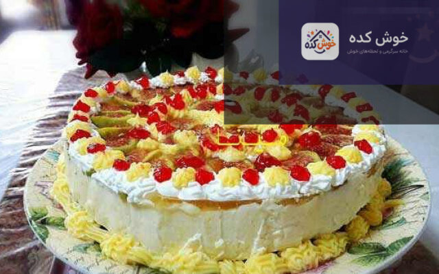 چیز کیک انجیر سه لایه مجلسی با تزیین انجیر تازه و برگ نعنا، دسری خوشمزه و مقوی