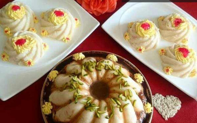 پودینگ برنج قالبی با تزیین دارچین و خلال بادام، مناسب برای دسر مجلسی یا صبحانه مقوی
