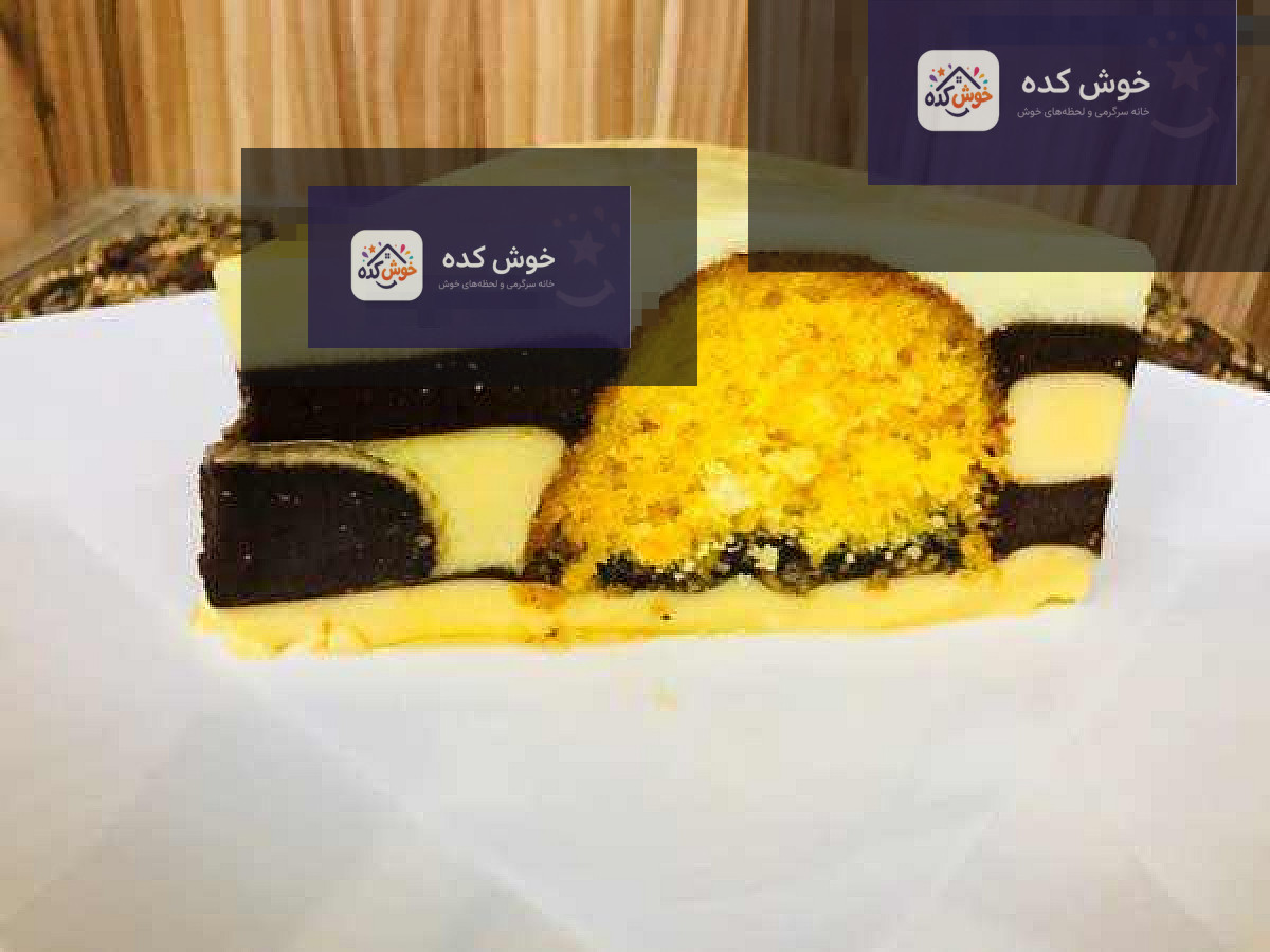 دسر مجلسی کیک هویج و کرم پنیری برش خورده دسر کافی شاپی لایه ای با کیک هویج، کرم پنیری و سس کارامل، آماده سرو