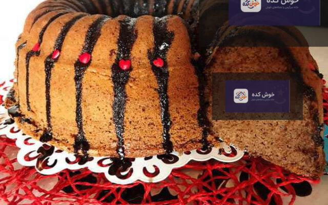 کیک شکلاتی اسپرسو با رویه گاناش شکلاتی و پودر قهوه، برش خورده و آماده سرو