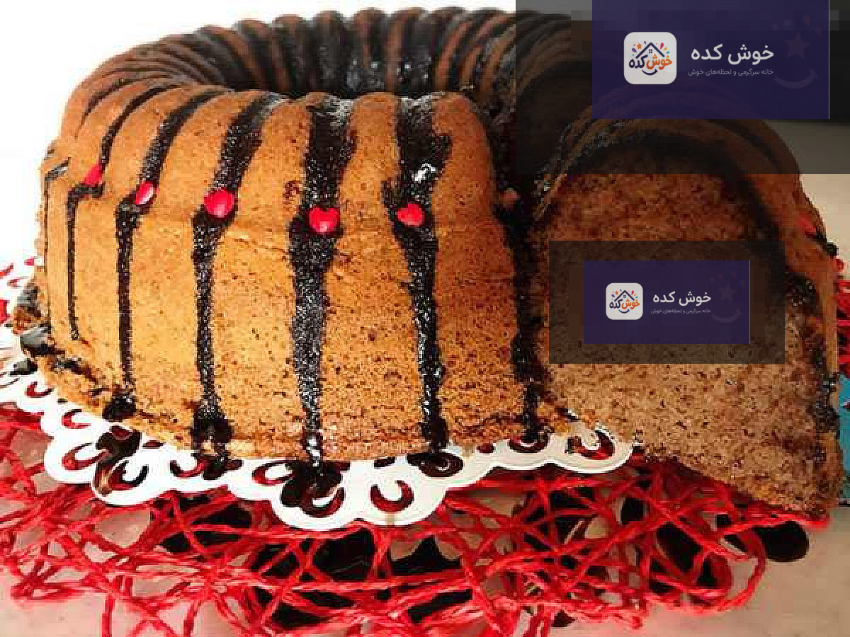 کیک شکلاتی اسپرسو با رویه گاناش شکلاتی و پودر قهوه، برش خورده و آماده سرو